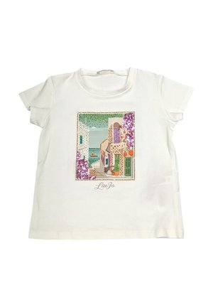 T-shirt bianco a maniche corte con una stampa colorata di una scena di mare bordata da motivi floreali e paillettes, marchiata "Liu Jo."
