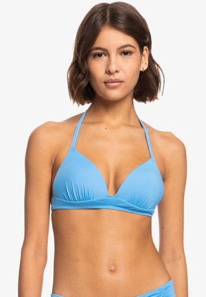 Haut de bikini triangle bleu clair, fabriqué en tissu lisse, avec des bretelles réglables et des détails plissés sous la poitrine.