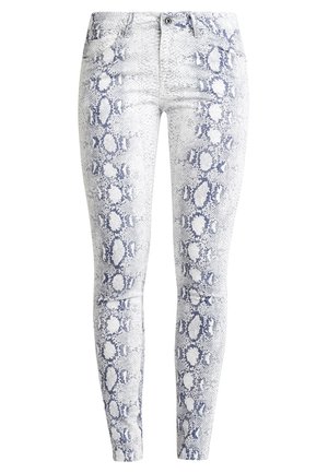 Jeans skinny in denim bianco con un motivo a stampa di serpente blu, design con cinque tasche e chiusura standard con bottone e cerniera. Superficie testurizzata.