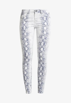 Jeans skinny in denim bianco con un motivo a stampa di serpente blu, design con cinque tasche e chiusura standard con bottone e cerniera. Superficie testurizzata.