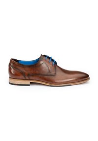 Chaussure habillée en cuir marron au design élégant, bout pointu, lacets bleus et semelle en bois clair. Caractéristiques d'une texture lisse et de détails subtils.