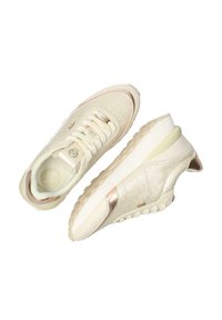 Béžové tenisky s texturovaným svrškem, bílou mezipodešví, kovovými akcenty v růžovém zlatě a smetanovými tkaničkami. Mají vyražené logo a vzorované detaily.