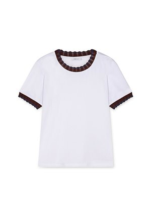 T-shirt blanc à manches courtes avec un col et des manches en bords ondulés de couleur marron foncé texturé. Tissu lisse, coupe décontractée et sans motifs.