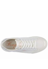 Zapatilla de lona blanca con puntera redonda, cierre de cordones y un discreto logo rosa en la lengüeta. Exterior suave y suela texturizada.