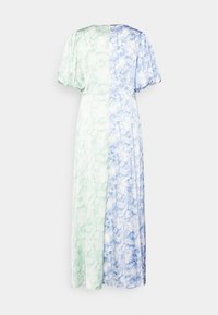 Dlouhá šaty s rozděleným designem a zelenými a modrými mramorovými vzory, s balónovými rukávy a jemným saténovým povrchem.