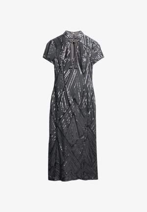 Zwart pailletten jurk met een mandarin col, korte mouwen en geometrische patronen. Voorzien van een striksluiting aan de voorkant met decoratieve hardware accenten.
