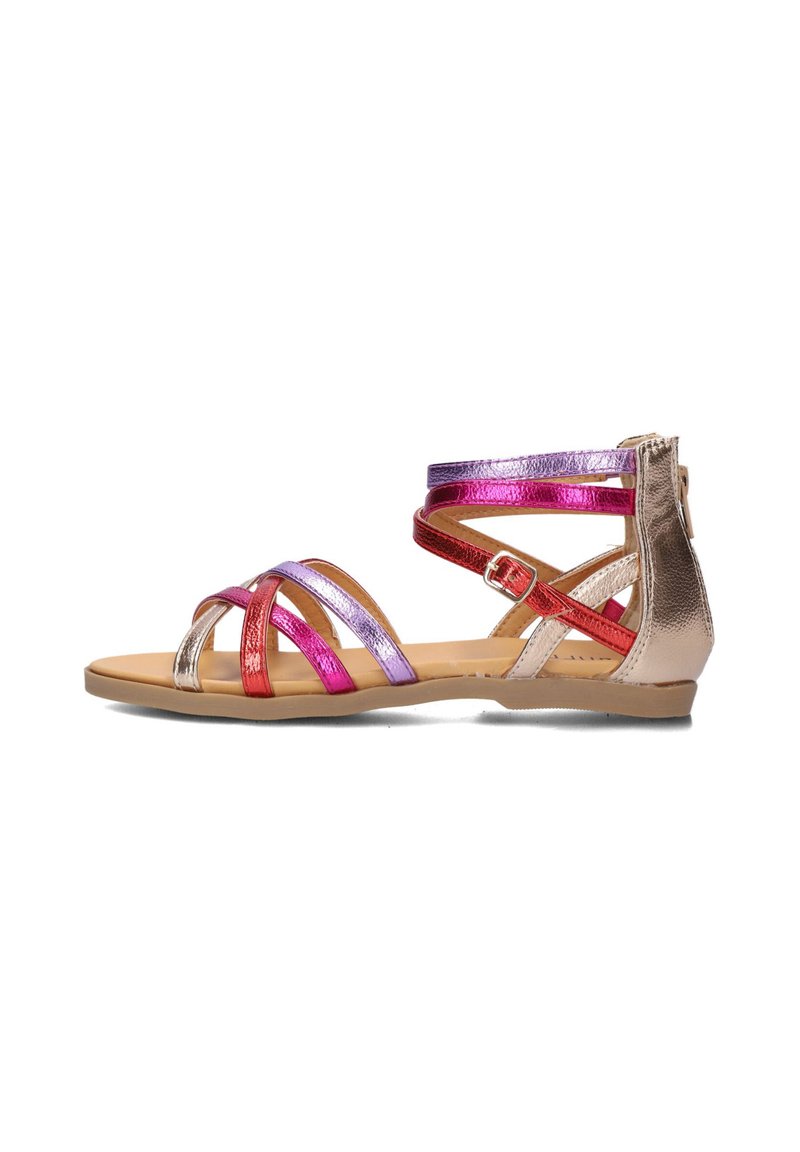 Platte sandalen met meerdere kruiss banden in metallic roze, rood en paars. Beige zool; enkelband met gespsluiting.