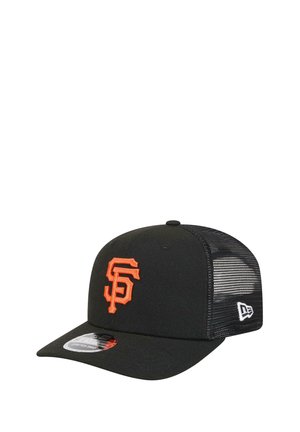Schwarze Baseballkappe aus Mesh mit orangefarbenem SF-Logo auf der Vorderseite und weißem New Era-Logo an der Seite, gebogener Krempe und verstellbarem Rückenteil.