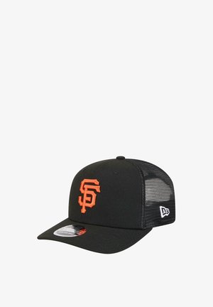 Schwarze Baseballkappe aus Mesh mit orangefarbenem SF-Logo auf der Vorderseite und weißem New Era-Logo an der Seite, gebogener Krempe und verstellbarem Rückenteil.