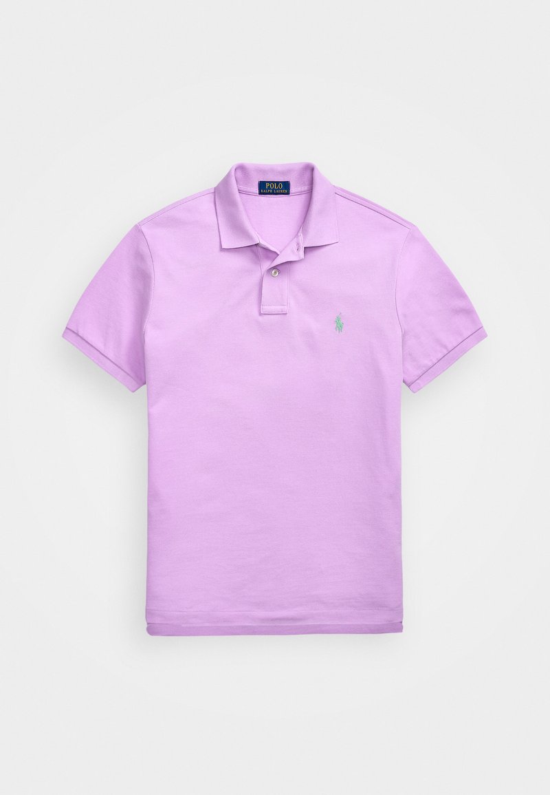 Lavendelfärgad kortärmad polo skjorta i bomull, med krage, två knappslå och en liten grön logotyp på vänster bröst.