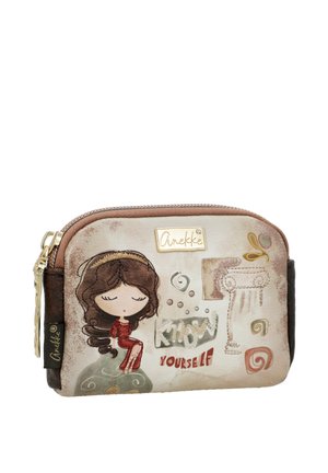 Piccola pochette beige e marrone con cerniera, raffigurante una donna seduta in stile cartone animato, design astratti e la scritta "Conosci te stesso" sul davanti.