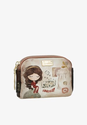 Piccola pochette beige e marrone con cerniera, raffigurante una donna seduta in stile cartone animato, design astratti e la scritta "Conosci te stesso" sul davanti.