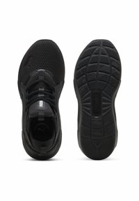 Pantofi sport negri cu un superior din plasă texturată, branding discret și o talpă din cauciuc cu un model de profil pentru aderență.
