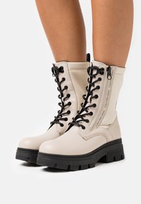 Calvin Klein Jeans CHUNKY COMBAT LACEUP ZIP - Botines con plataforma - eggshell