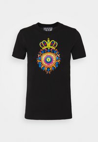 Zwart T-shirt met korte mouwen en een kleurrijk, sierlijk cirkelvormig embleem met een kroon en bloemmotieven, gecentreerd op de borst.