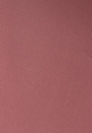 Gros plan sur un tissu rose montrant une fine texture côtelée diagonale et un matériau doux.