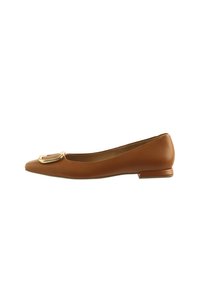 Zapato plano de cuero marrón con punta afilada, que cuenta con un hebilla de acento dorado en la parte delantera y un pequeño tacón rectangular.