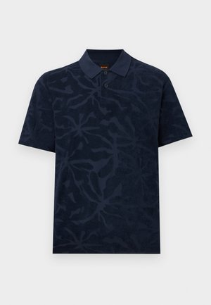 Μπλε ναυτικό polo με κοντά μανίκια και διακριτικό λουλουδάτο μοτίβο, με δύο κουμπιά και κλασικό γιακά.