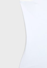 Bílý bezrukávový top vyrobený z hladkého, elastického materiálu; má přiléhavý střih a mírně vykrojený spodní lem. Jednoduchá barva, bez vzorů.