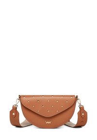 Hnědá kožená kabelka přes rameno s kulatým klopou, se zlatými kovovými klínky a akcentem loga. Obsahuje odnímatelný popruh.