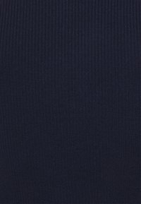 Tejido de canalé en azul marino con una textura suave, que presenta pequeñas líneas verticales espaciadas uniformemente. Adecuado para prendas de vestir como suéteres o vestidos.