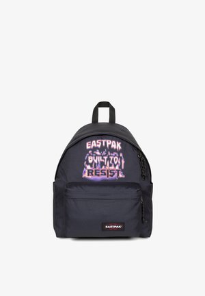Mochila de tela navy con parte superior redondeada, bolsillo con cremallera en la parte delantera y gráfico "EASTPAK BUILT TO RESIST" en letras rosas y moradas.