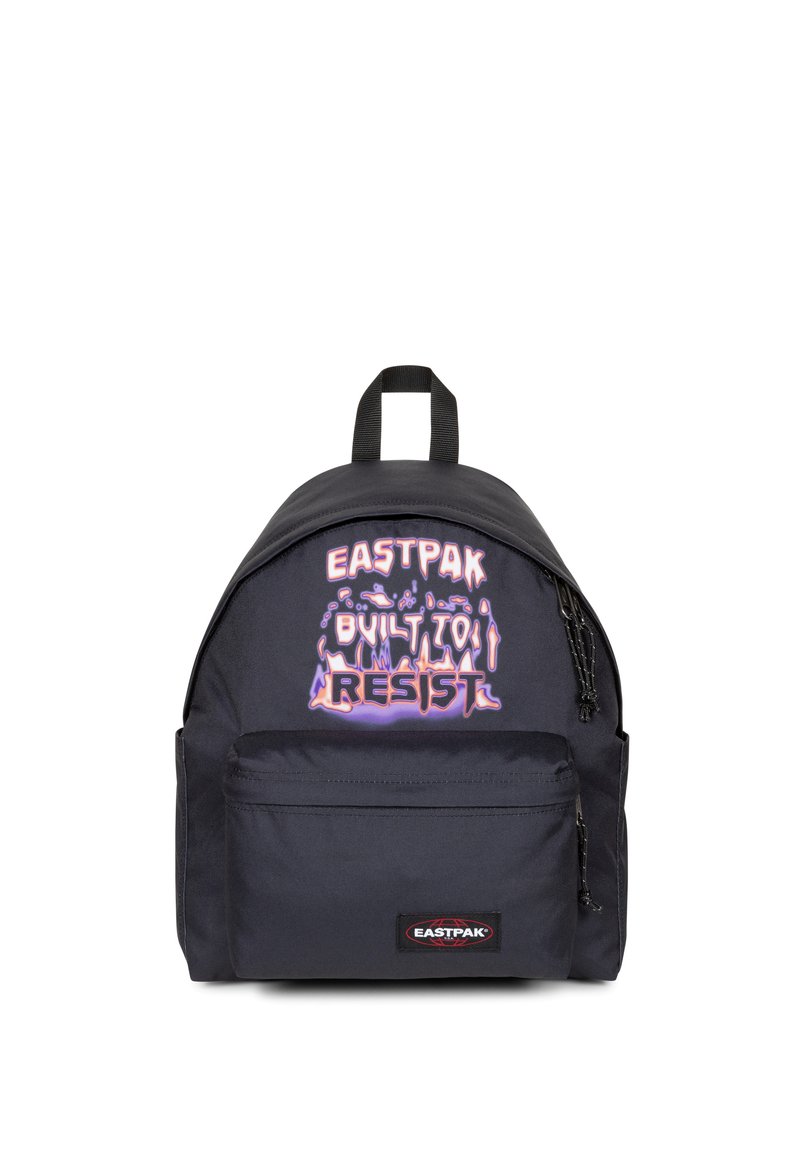 Mochila de tela navy con parte superior redondeada, bolsillo con cremallera en la parte delantera y gráfico "EASTPAK BUILT TO RESIST" en letras rosas y moradas.