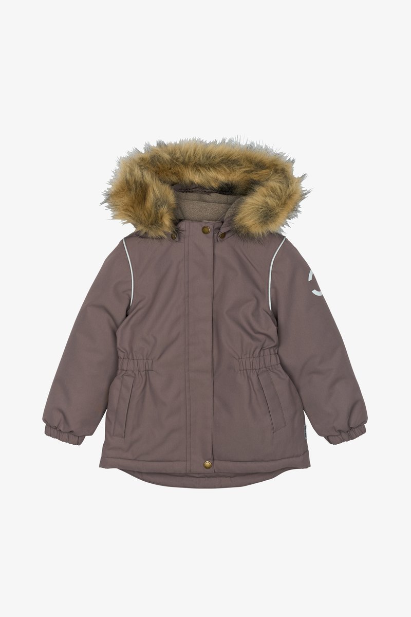 Chaqueta aislante marrón con capucha de piel sintética desmontable, puños elásticos y dos bolsillos laterales; detalles de ribete blanco en los hombros.