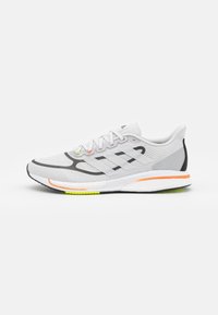 Scarpe sportive con un leggero upper in rete grigia, accenti neri, logo a tre strisce bianche, dettagli neon e una suola ammortizzata.