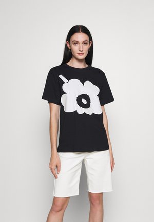 KIOSKI HIEKKA UNIKKO PLACEMENT T-SHIRT - Printtipaita - black/off white