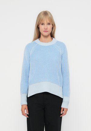 Maglione lavorato a maglia azzurro chiaro con texture a coste verticali, maniche raglan e orlo corto. Presenta un colletto rotondo e accenti più chiari a contrasto.