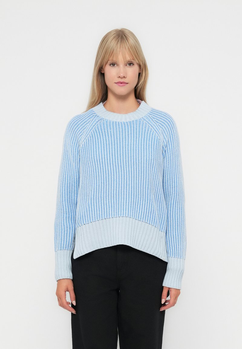 lichtblauw gebreid sweater met verticale ribbeltextuur, raglanmouwen en een cropped zoom. Heeft een ronde halslijn en contrasterende lichtere accenten.