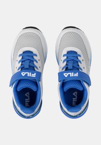 Scarpe sportive in mesh bianche e grigie con accenti blu, dotate di lacci, cinturino in Velcro e suola texturizzata. Logo visibile sulla linguetta.