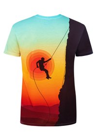 Kortærmet t-shirt med en gradient fra aqua til orange, med en klatrers silhuet mod en klippevæg og en solgrafik.