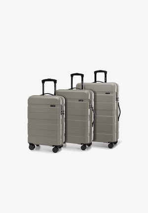 Drei Hartschalenkoffer in einem gedeckten Grauton, mit vertikalen Rillen, schwarzen Rollen und ausziehbaren Griffen, die in der Größe variieren.
