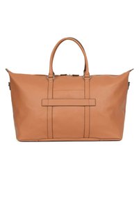 Borsa da viaggio in pelle color cuoio con doppi manici, cuciture a contrasto, tasche laterali con zip e forma rettangolare strutturata.