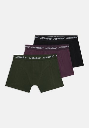 Drie paar boxershorts in donkergroen, bordeauxrood en zwart. Zachte stof met een elastische tailleband met het logo "JJ Studios".