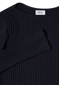 Navyblaues, geripptes Langarmoberteil mit rundem Ausschnitt und Etikett "CECiL." Ausgestattet mit vertikalem Dehnungsdesign und glatter Textur.