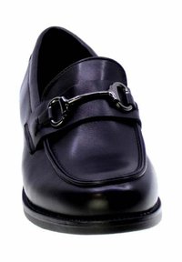 Mocassino in pelle nera con ornamento in metallo argento sulla parte superiore e design a punta quadrata cucita.