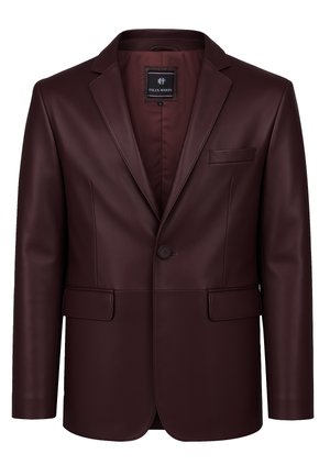 Blazer de cuero burdeos con textura suave, cierre de un botón, solapas con muesca y un bolsillo en el pecho y dos en la parte frontal. Interior forrado.