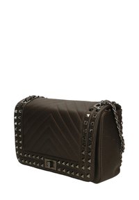 Borsa a spalla in pelle marrone con design a zig zag trapuntato, dettagli in metallo argentato, tracolla a catena e chiusura rettangolare.
