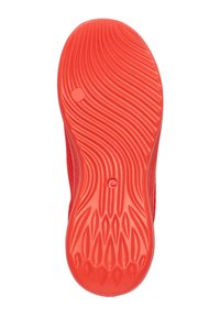Rote Sneaker-Sohle mit strukturiertem, wellenförmigem Muster. Rundliche Grip-Punkte und eine glatte, abgerundete Vorderkante, hergestellt aus flexiblem Gummi-Material.