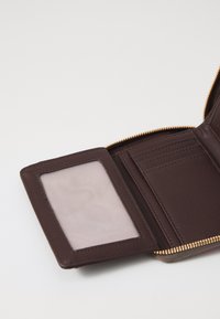 JOOP! MAZZOLINO PUNTI NISA PURSE - Denarnica - carmine