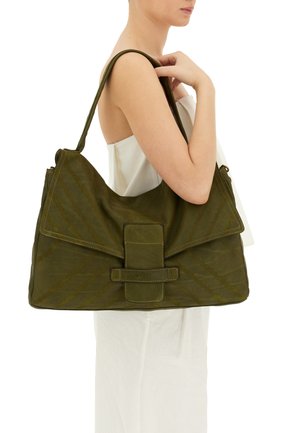 Borsa a tracolla in pelle verde oliva con design trapuntato, grande chiusura a patta, cuciture decorative e una larga tracolla per un trasporto facile.