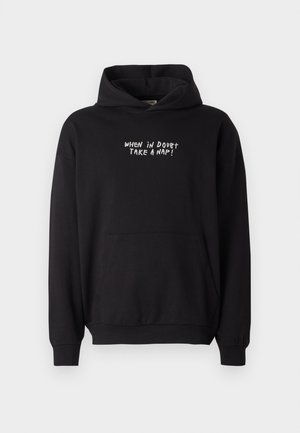 Μαύρο φούτερ με κουκούλα και εμπρόσθια τσέπη, με λευκό κείμενο στο στήθος που αναγράφει «WHEN IN DOUBT TAKE A NAP!» με κεφαλαία γράμματα.