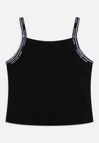 Czarny top na ramiączkach z cienkimi paskami, z białym napisem "Calvin Klein Jeans" wzdłuż dekoltu. Miękka, gładka tkanina o prostym wzorze.