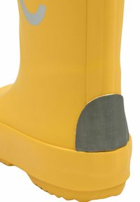 Botte en caoutchouc jaune à la forme arrondie, avec un accent de talon gris et une semelle extérieure en caoutchouc texturée pour une meilleure adhérence. Fini de surface lisse.
