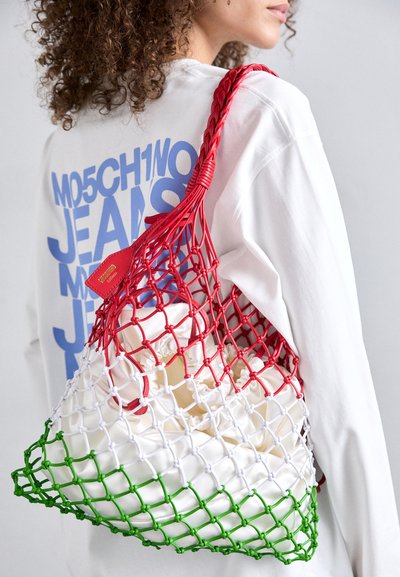 Rote, weiße und grüne Netz-Tasche mit geflochtenen Griffen; verfügt über ein weiches, cremefarbenes Innenfutter. Minimalistisches Design und leichtes Material.