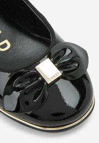 Baker by Ted Baker Ballerine con cinturino - black