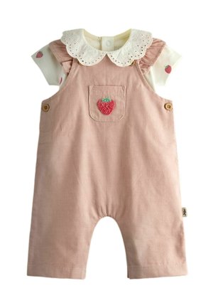 Tutina per neonati in velluto a coste rosa con camicia bianca con colletto a occhielli sotto, ricamo di fragole sulla tasca frontale e stampa di fragole sulle maniche della camicia.